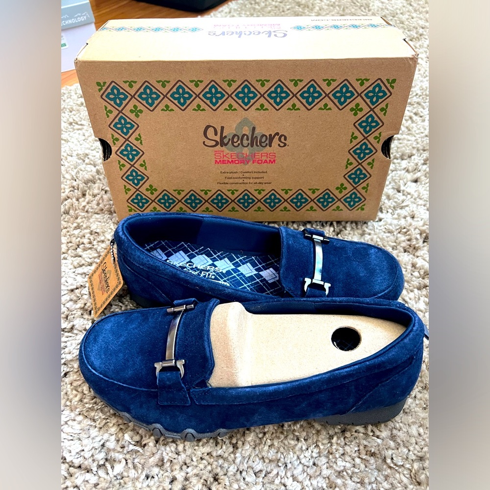 Skechers Relaxed Fit Memory Foam Navy Blue Suede Loafer Womens 7.5 NEW in Box